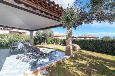 Image de Appartement 'Elegante Villetta Al Mare Agrustos' avec terrasse privée, jardin et climatisation