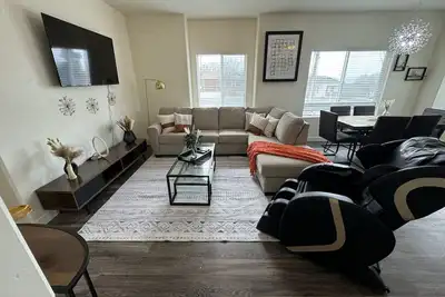 Image de Modern 3 bedroom apartment with massage chair! Minutes to Hill Air Force Base!