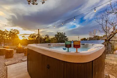 Image de The Four Seasons - A Getaway to White Sands Np and Cloudcroft, Nm w/ Hot Tub!