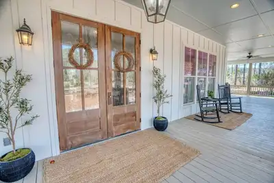 Image de Southern Farmhouse Retreat: 4 Bedroom, 4 Bath w/Master Spa like - Pet Friendly