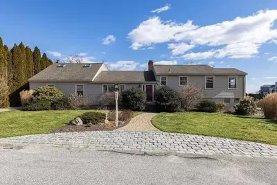 Image de Updated, spacious Quonnie house with access to a pristine, private beach