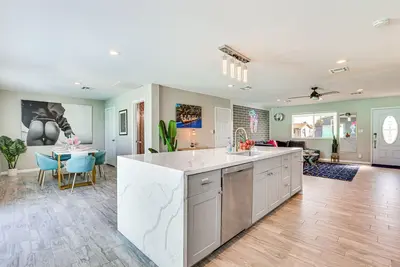 Image de Pineapple Paradise! 7 Minutes to Old Town Scottsdale! Heated Pool Included! !