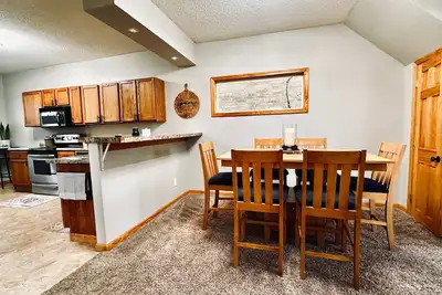 Image de Broadway 310! Perfectly located in the center of Iron Range Activities.