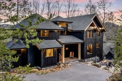 Image de New Luxury Cabin! Indoor Pool & Playhouse, Hot Tub, Outdoor Dining, Games & More!