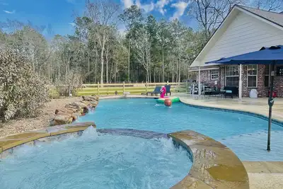Image de Country Getaway Magnolia Forest Home in 10 Acre Lot
