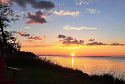 Image de Beach-front 3 bedroom cottage with private access to a family-friendly beach.