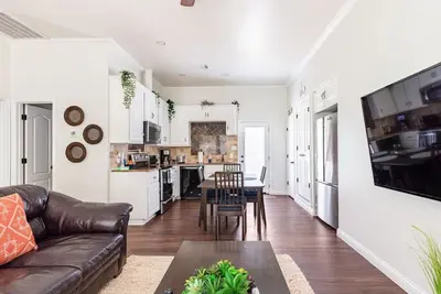 Image de Woodsy Retreat • Private 2bd/1ba • Covered Parking