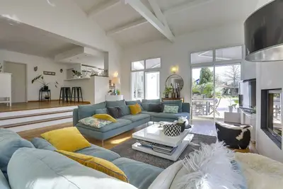 Image de Flora - Maison contemporaine avec piscine chauffée