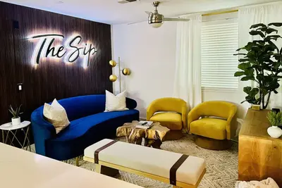 Image de The Sip Retreat\nPRIME Location! !