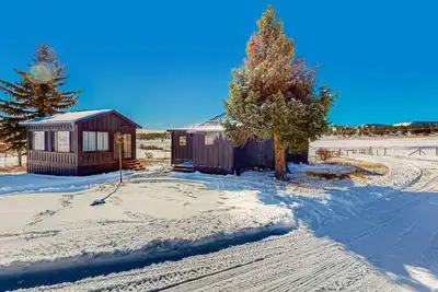 Image de 1800-acre ranch farmhouse with amazing views, animals, & entertainment