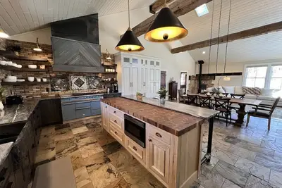 Image de Spacious 4br w/Yard, Hot Tub, Game Room, Pond & Creek