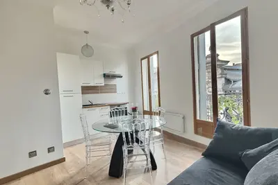 Image de 2 pièces de charme avec balcon au pied des commerces