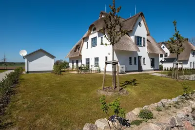 Image de Vacation home Ludwig van Beethoven 28 - Inseldomizil Stolpe - Vacation under thatch on