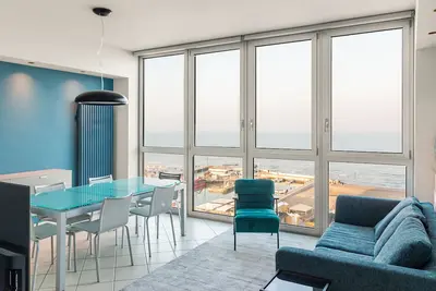 Image de Élégance en Bord de Mer : Blue Il Porto avec Vue Panoramique sur la Mer