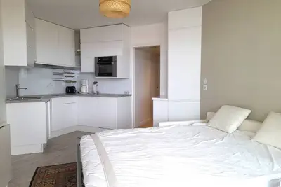 Image de Studio de charme face à l'océan avec balcon et parking, idéal pour famille ou amis