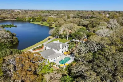 Image de Luxury Private 7br Lakeside Villa w heated Pool, Putting Green, Downtown Dunedin