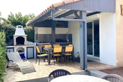 Image de Pavillon le Clos du Soleil, parking et piscine dans résidence