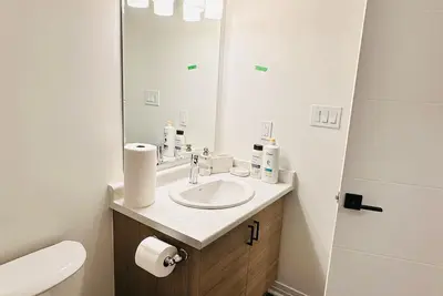 Image de Private and Spacious Basement Studio