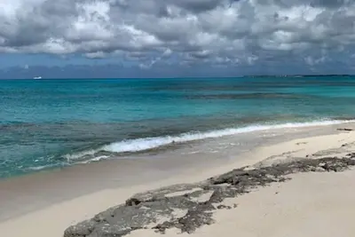 Image de Luxury priv cozy 2-bedroom apart directly on beach within a large Home. Lg deck,