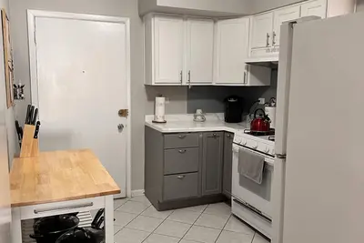 Image de 10 minutes to the lake! Family-sized Apt with  free parking.