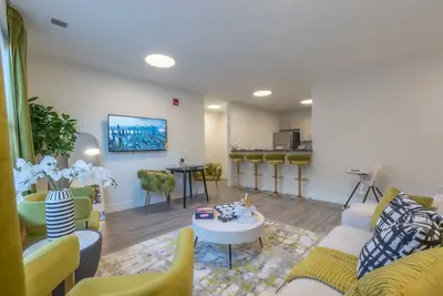 Opulence in Olive with Free Parking+Ev Charge. 2 Bath & Sleeps 8. ✨20% Off 7days✨
