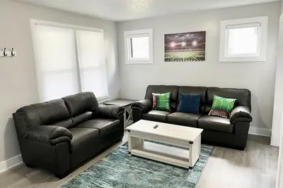 Image de New! ! Private Home in Canton! Pro Football Hall of Fame!