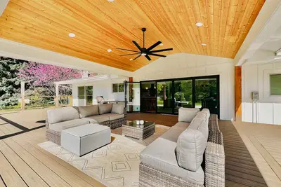 Image de River and mountain view home with expansive deck, private pool