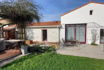 Image de Maison atypique à Coëx, proches des commerces, idéale pour famille et chien