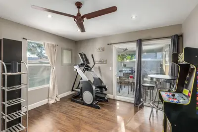 Image de Cute, fun home with diving pool. \n