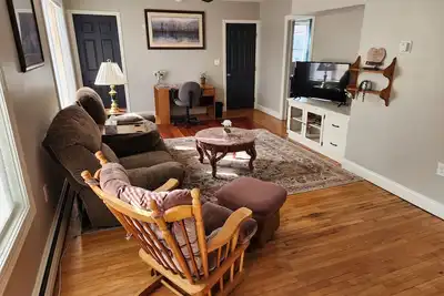 Charming 3-bedroom apartment close to dining, shopping, bars, and entertainment.