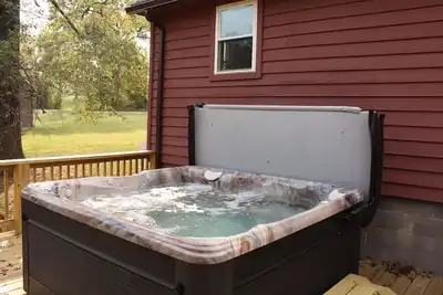 Image de Hot Tub - Minutes from Winetrail, Siu, Giant City, Cedar Lake, Shawnee Forest!