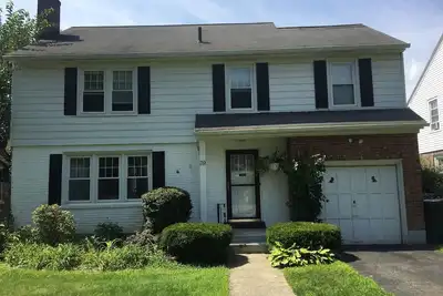 Image de Lovely home in historic, residential neighborhood close to Rpi