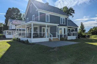 Image de Charming 1887 Remodeled Victorian Home with Game Room