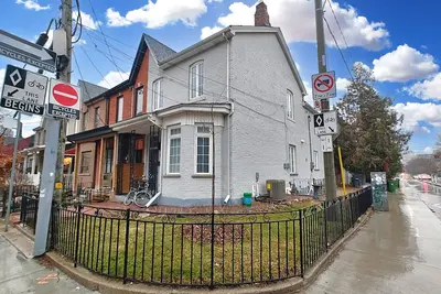 Image de Brand new Furnished 2bdr Basement Apt-in the heart of  Toronto