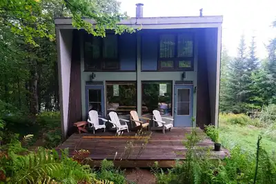 Image de Cozy 1960s Lakehouse