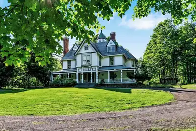 Image de 5 bdrm Victorian, built in 1881-With 21 rooms, on a hill on 4 Very private acres