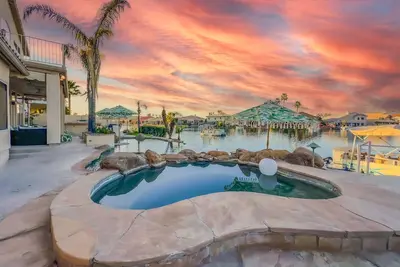 Image de Waterfront, Pool, Sauna, Boat, Luxury living, low price! 30 Night Min.