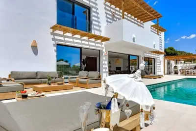Villa Lujo - by Almarina Villas