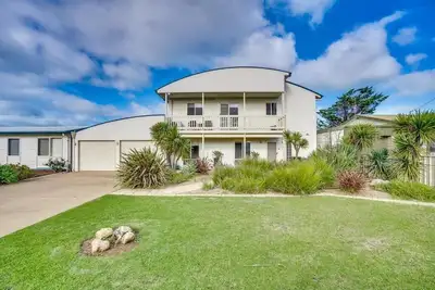 Image de Modern Beachside Oasis w/ backyard and deck - 2 minute walk from the beach!