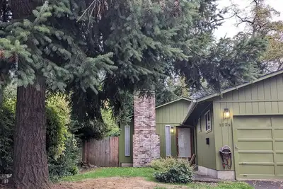 Image de Charming duplex in residential Ne Portland, walkable neighborhood. Park nearby