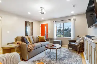 Image de Perch - Stay in our chic house, stroll to Columbia City, or hop on the light rail to downtown!