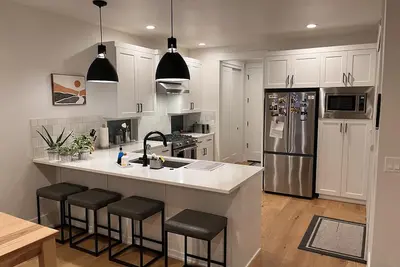 Image de New 3-bedroom house in Nw Bend with giant Tv, fun for the whole fam!