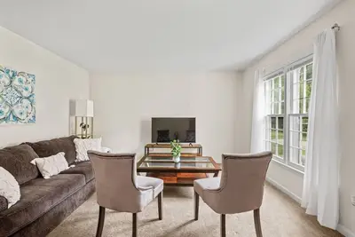 Image de * Prime Location: 2-Br Oasis with Washer & Dryer *