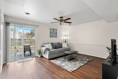 Image de Inviting Retreat: Spacious 2 Br 1. 5 Bath Townhouse