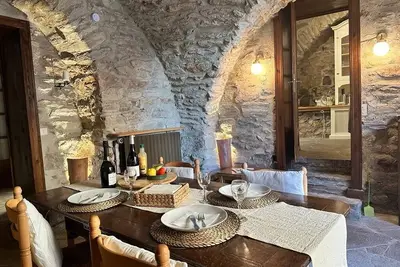 Image de 13th-century Stone House in Southern France.
