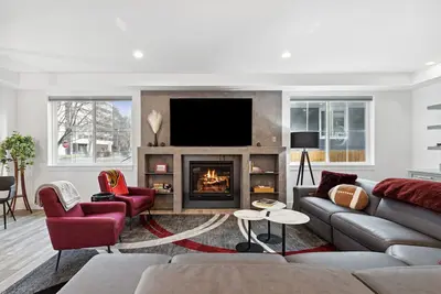 Image de New and sophisticated home in the University District with spectacular views of the \"M\".