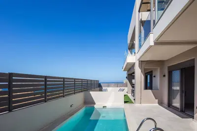 Modern facilities, walking distance to the beach!