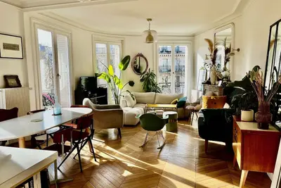 Image de Appartement parisien typique et baigné de soleil au coeur de la capitale