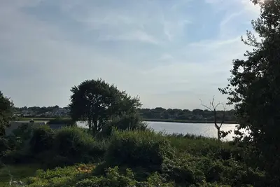 Image de Waterfront 4 Bedroom House with Beautiful Views - Short Walk to Kelly Beach!