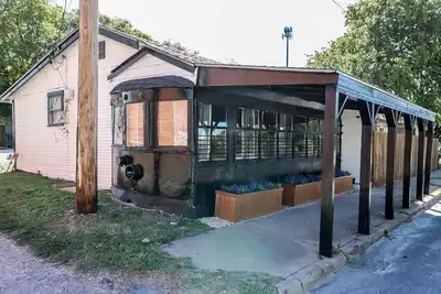 Image de Vintage Trolley Time Capsule! Super close to great hiking trails and swimming